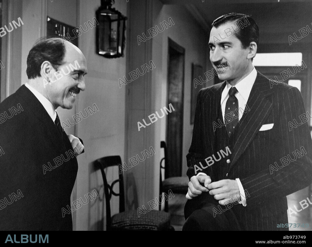 JOSE LUIS LOPEZ VAZQUEZ y JOSE SACRISTAN en NIÑAS... AL SALON, 1977, dirigida por VICENTE ESCRIVA. Copyright IMPALA FILMS.