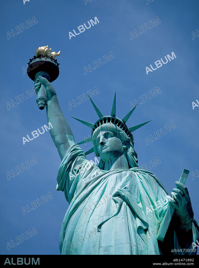 ESTADOS UNIDOS. NUEVA YORK. Vista de la ESTATUA DE LA LIBERTAD, realizada en bronce. Su diseño exterior es obra de Frederic Auguste BARTHOLDI y la estructura interna de Gustave EIFFEL. Construida en Paris y regalada la Nueva York. Declarada Patrimonio de la Humanidad.