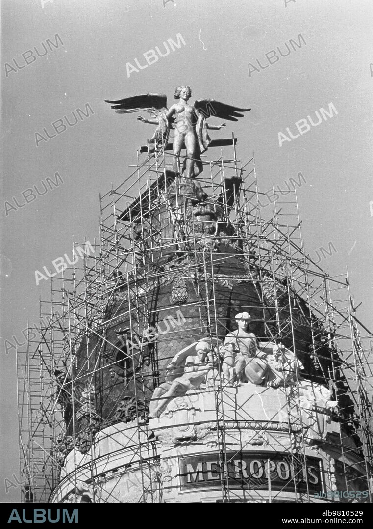 9 octubre 1977. Nueva estatua para Madrid.- la popular estatua del ave fénix que Coronaba el edificio de la calle de Alcalá ha Sido Sustituida por una Escultura -un desnudo de mujer Alada- de Federico Coullant Valera. La razón del cambio Estriba en la compra del Edificio, Antigua sede de la compañía la unión y el Fénix, por Otra compañía.