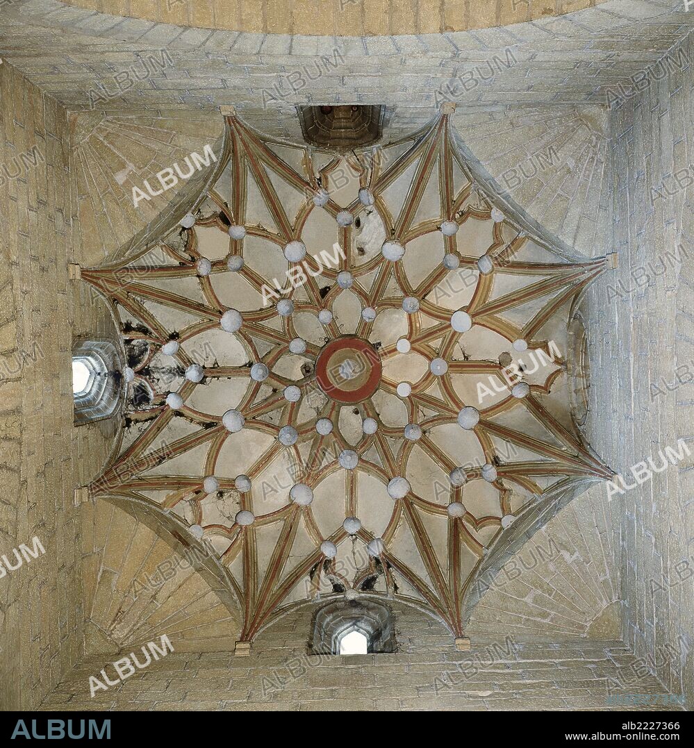 ARTE GOTICO-RENACENTISTA. ESPAÑA. CUPULA de nerviadura estrellada y trompas sobre el crucero. Siglos XIV-XVI. IGLESIA DE SANTA MARIA DEL ROMERAL. MONZON. Provincia de Huesca. Aragón.