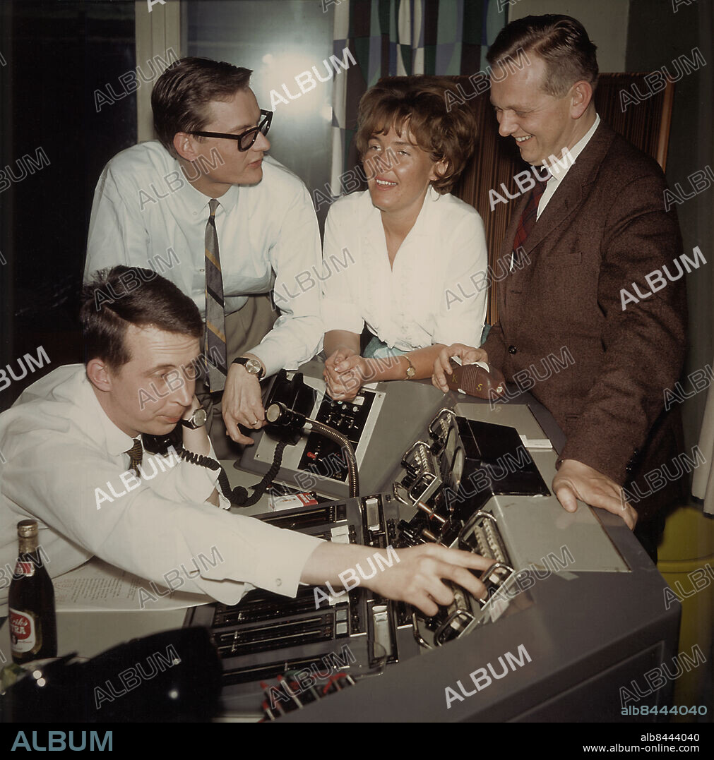 STOCKHOLM 1965.. Utan bildtext. Not. K5 K8 våren 65 Vi som vet mest från vänster Göte Nilsson, Bengt-Eric Nordell, Mona Mörck, Berndt Friberg Anm. Flaskor CD708 persons: GÖTE NILSSON;MONA MÖRCK;BENGT-ERIC NORDELL;BERNDT FRIBERG sites: STOCKHOLM;SVERIGE.