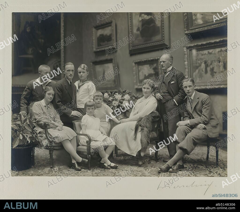 Nicola Perscheid, The industrialist Gustav Krupp von Bohlen und Halbach and his family, Villa Hügel, Essen, 1928, Staatliche Landesbildstelle Hamburg, collection on the history of photography, silver gelatin paper, black and white positive process, image size: height: 17.00 cm; width: 22.40 cm, signed: recto u. right. on the cardboard: in lead: N.Perscheid, portrait photography, group portrait, family relations/generations, historical person, iron and steel industry.