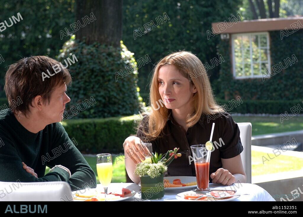 JULIE DELPY y KEVIN BACON en CUATRO VIDAS, 2007 (THE AIR I BREATHE), dirigida por JIEHO LEE. Copyright NALA FILMS/PAUL SCHIFF PRODUCTIONS.