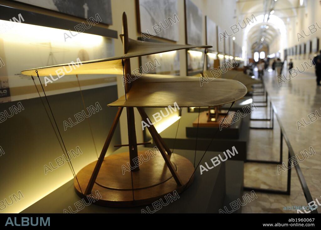 "Tornillo Aéreo". Artilugio dibujado por LEONARDO DA VINCI (S. XV). Maqueta realizada e interpretada por Mario Alberto, Vittorio Somenzi. Año 1952. Este modelo interpreta un estudio de la máquina voladora, de forma helicoidal. Museo Nacional de la Ciencia y Tecnología Leonardo Da Vinci. Milán. Italia.