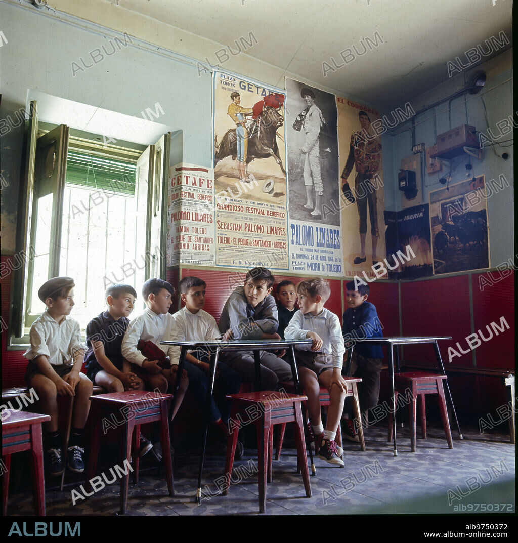 Alameda de la Sagra (Toledo), septiembre de 1966. En Alameda de la Sagra, en la província de Toledo, suele descansar  Sebastián Palomo «Linares» de la ajetreada vida taurina. Allí, como en todos los lugares que visita, Linares es sumamente popular. Jóvenes y ancianos gustan de reunirse con él.