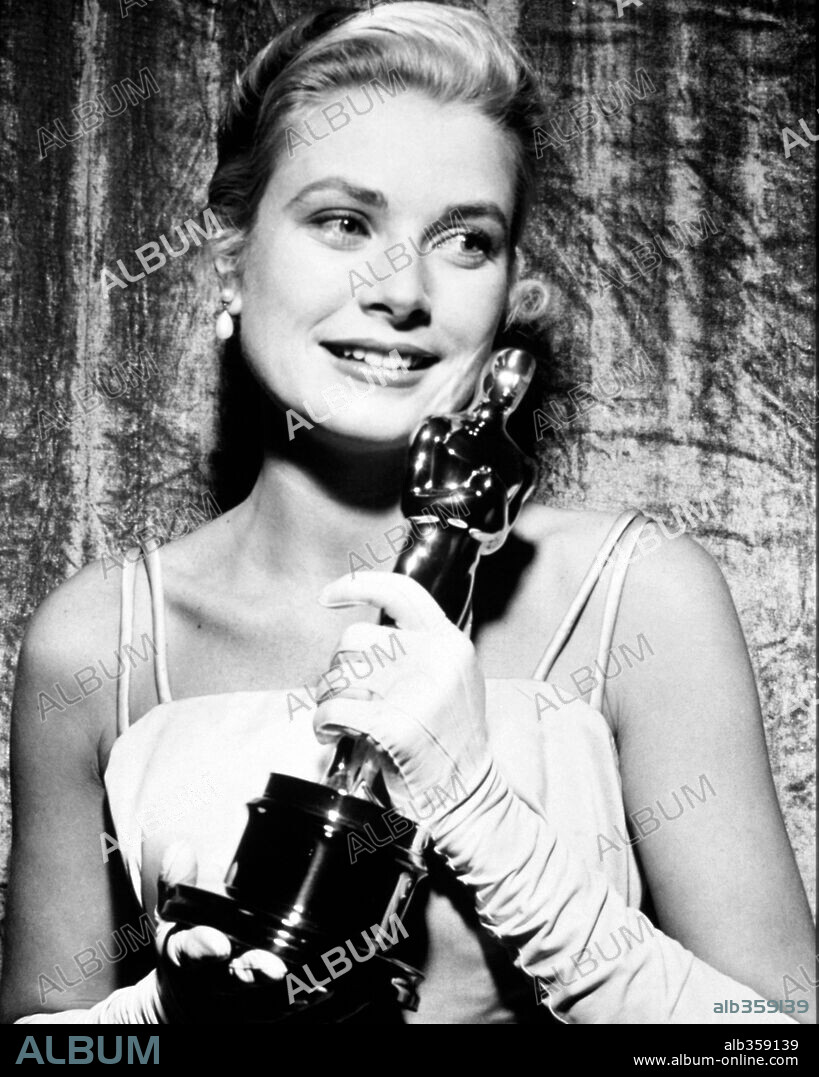 GRACE KELLY. 27ª Edición de los Premios Oscar / 1955. 
Grace Kelly premiada como mejor actriz por "La Angustia de Vivir". 1955