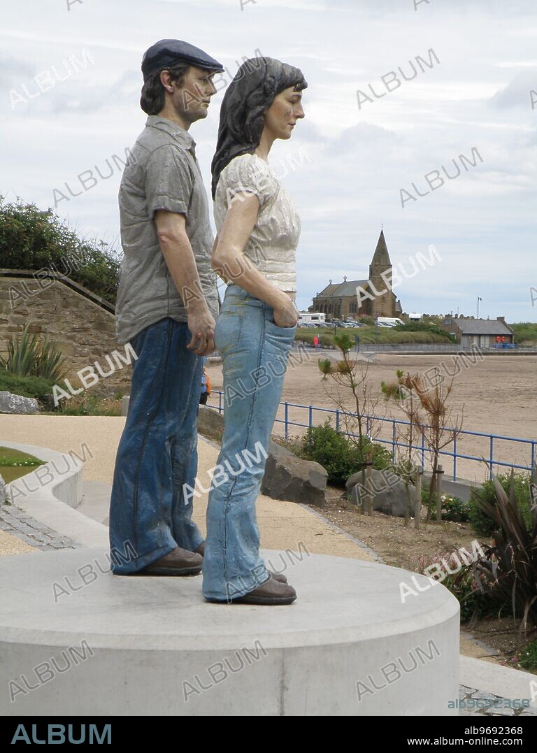 NORTHUMBERLAND COAST, NEWBIGGIN -BY-THE-SEA, ENGLAND . COUPLE - SCULPTURE BY SEAN HENRY. ST BARTHOLOMEW'S CHURCH. Photo by Richard Pitcairn-Knowles.