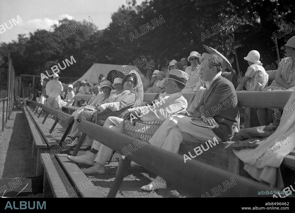 Göteborg 1927-07-074 - Särö - Sociteten tittar på tennis och vi ser kabinettskammarherre James Keiller i vit kostym - *** Local Caption *** GT - Låda 1927-07. KAMERAREPORTAGE.