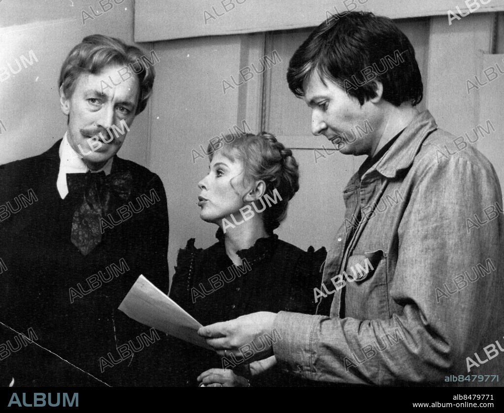 NEW YORK 1977-10-11. Skådespelarna Max von Sydow och Bibi Andersson på Broadway tillsammans med författaren Per Olov Enquist inför premiären av pjäsen "Tribadernas natt" . Foto: Hasse Persson / Expressen / TT / Kod: 417. ** AFTONBLADET OUT **.