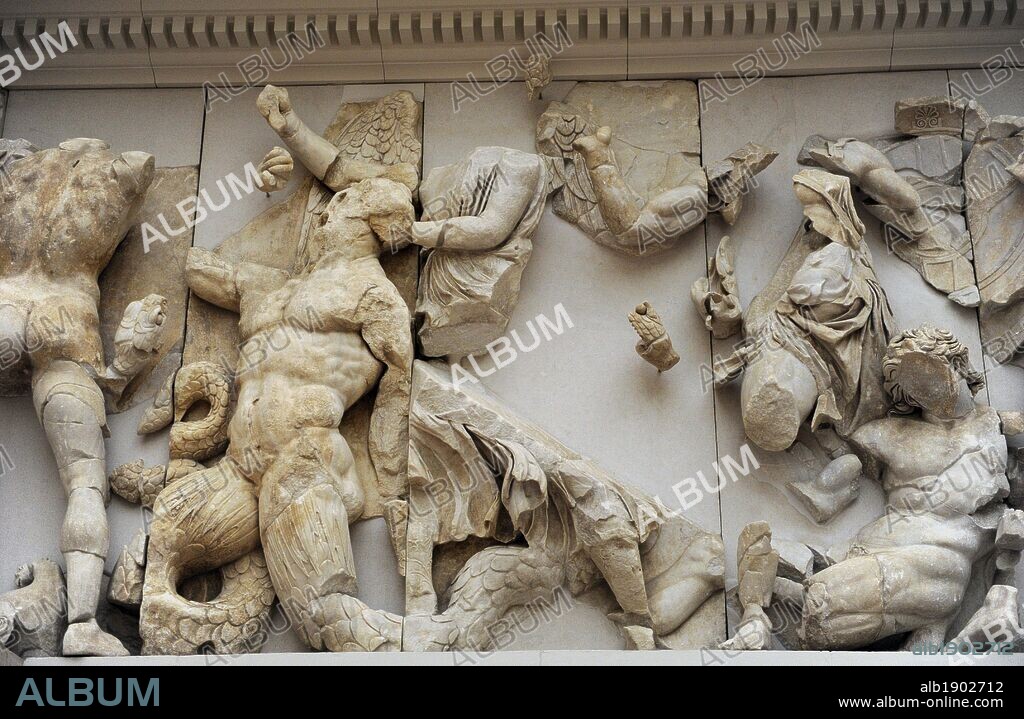 ARTE GRIEGO-HELENISTICO. ASIA MENOR. "ALTAR DE ZEUS O ALTAR DE PERGAMO". Mármol y piedra caliza. Fue construído por orden de Eumenes II Sóter (197-159 a. C.), entre los años 164 y 156 a. C. Los relieves fueron realizados por artistas de la escuela de Pérgamo, en estilo barroco helénico. GIGANTOMAQUIA: FRISO NORTE. Relieves con la representación de la batalla. Museo de Pérgamo (Isla de los Museos). Berlín. Alemania. Europa.