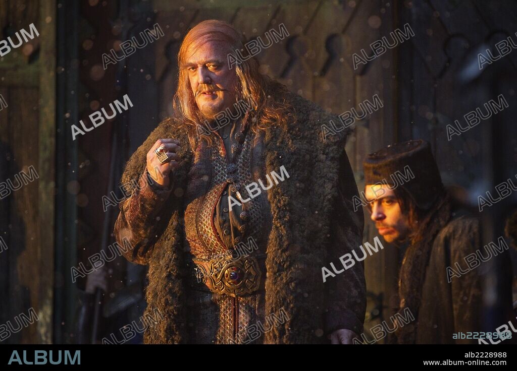 RYAN GAGE y STEPHEN FRY en HOBBIT, EL: LA DESOLACION DE SMAUG, 2013 (HOBBIT, THE: THE DESOLATION OF SMAUG), dirigida por PETER JACKSON. Copyright METRO GOLDWYN MAYER.