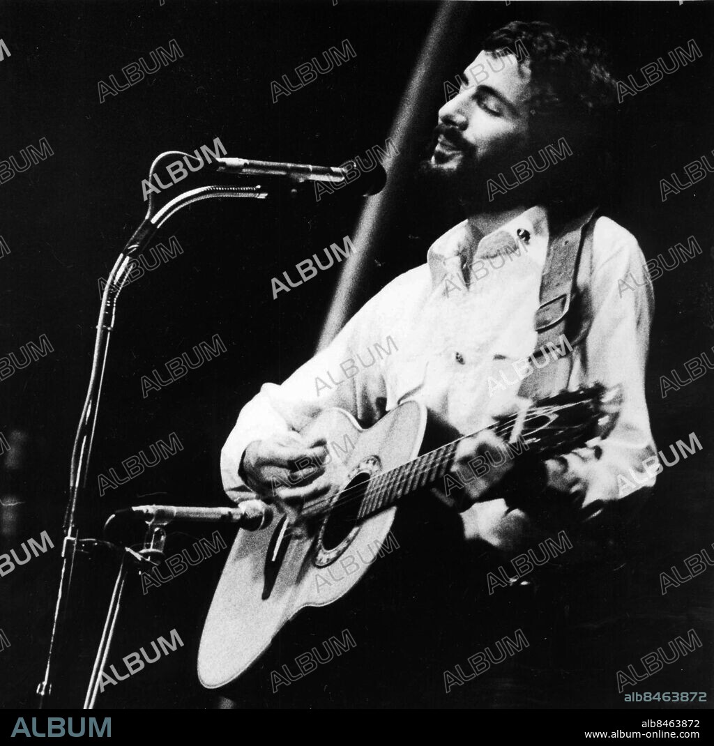 Göteborg 1975-12-02. Cat Stevens - född som Stephen Demetre Georgiou, går under namnet Yusuf Islam sedan 1978, är en brittisk sångare, gitarrist och låtskrivare med svensk-grekcypriotisk bakgrund. Cat Stevens har sålt 60 miljoner album världen över. *** Local Caption *** GP Foto: Åke Silfversparre. KAMERAREPORTAGE.