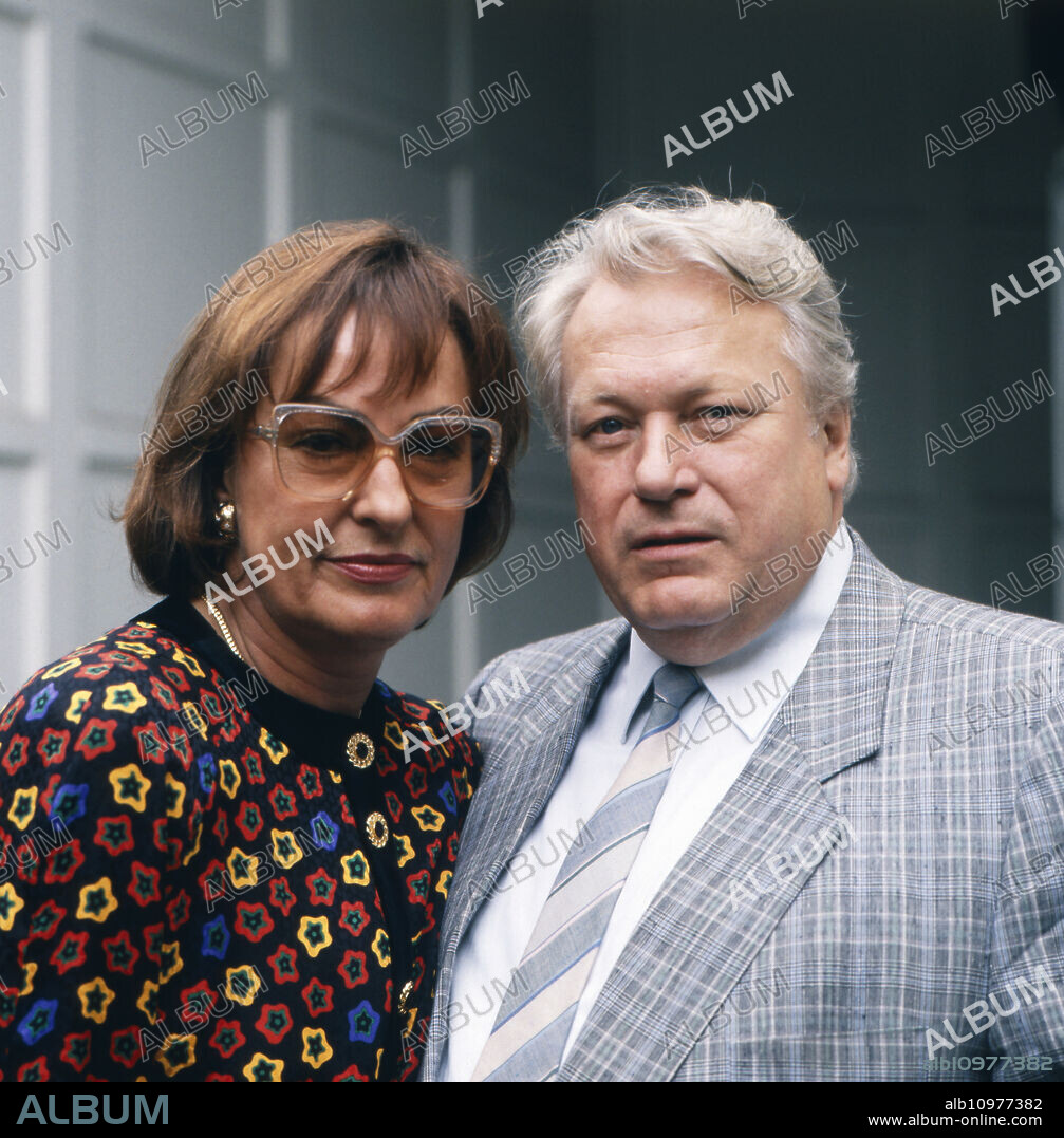 Portrait of the German film, theater and television actor Günter Strack as guest on the talk show "BOULEVARD BIO" with his wife Lore Hennig, Germany circa 1992.
