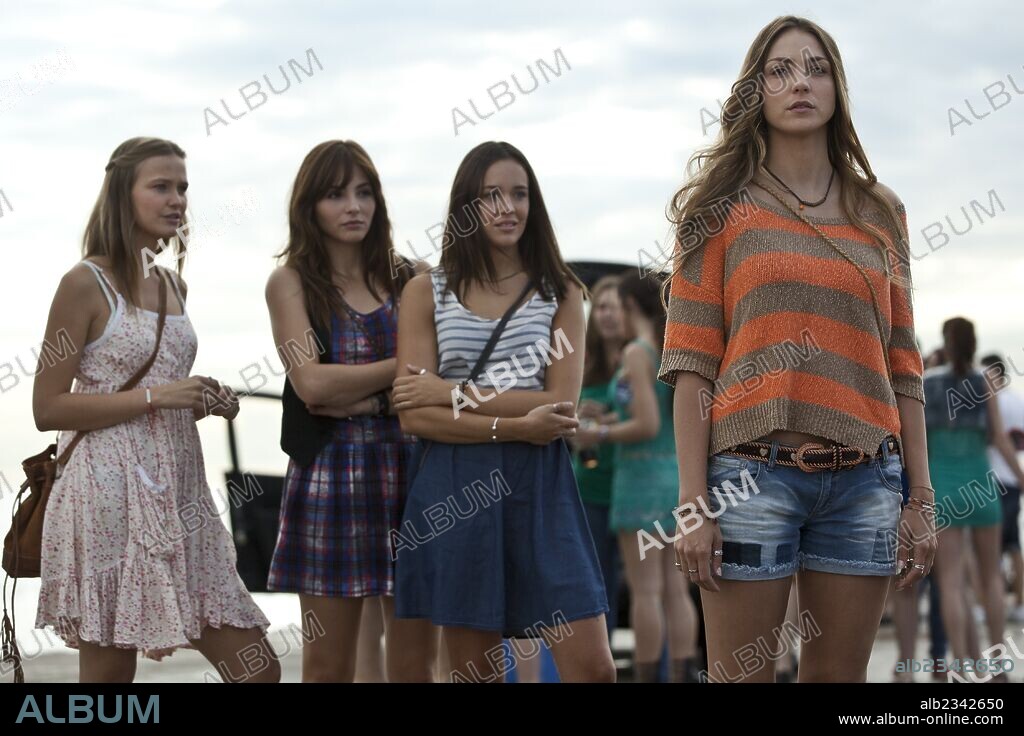 ANDREA DURO, LUCIA DELGADO, LUCIA GUERRERO y PALOMA BLOYD en PERDONA SI TE LLAMO AMOR, 2014, dirigida por JOAQUIN LLAMAS. Copyright TELECINCO CINEMA.