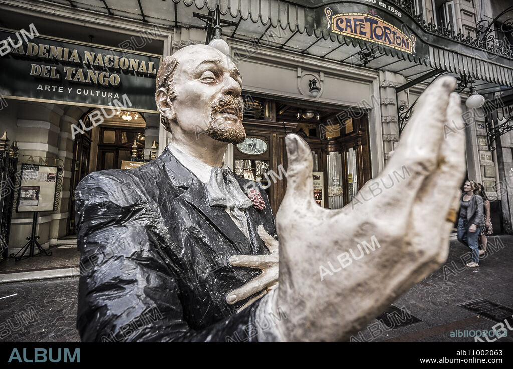 Sculpture of the poet Horacio Ferrer, Café Tortoni, Avenida de Mayo, Buenos Aires, Republic of Argentina.
