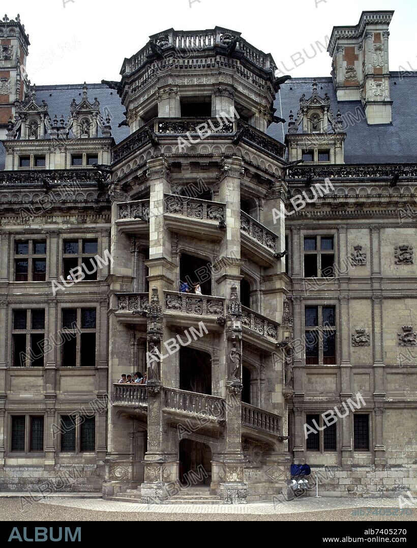 EXTERIOR-PABELLON DE LA ESCALERA DEL CASTILLO DE BLOIS - SIGLO XVI.