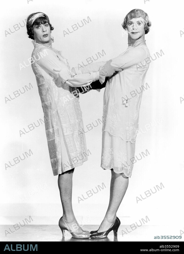 JACK LEMMON y TONY CURTIS en CON FALDAS Y A LO LOCO, 1959 (SOME LIKE IT HOT), dirigida por BILLY WILDER. Copyright UNITED ARTISTS.