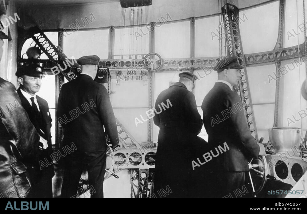 Transports:. Aviation / Dirigeables. Dirigeable "Graf Zeppelin" (LZ 127, construit en 1928): vue de la nacelle. Photo. Photo de collection de la série:. "Zeppelin-Weltfahrten", n° 2.