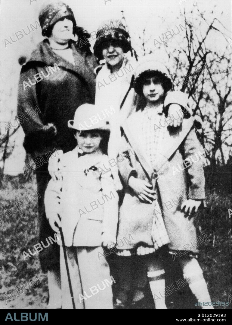 Grace Budd (far right) with her family - She was the victim of American serial killer and cannibal Albert Fish in 1928.