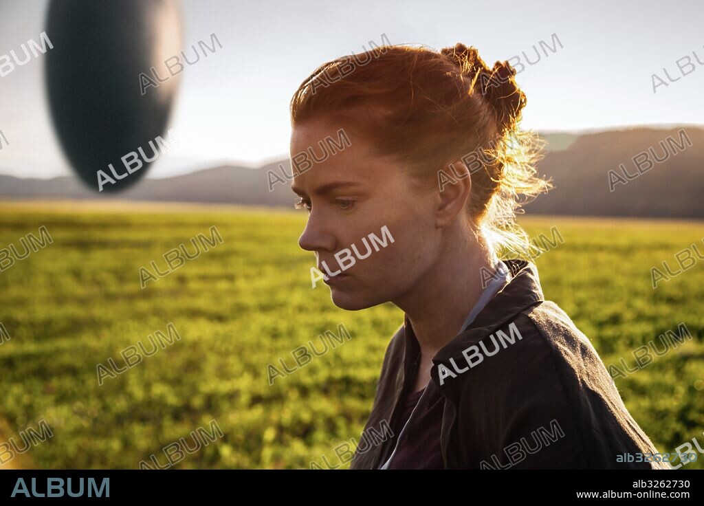 AMY ADAMS in ARRIVAL, 2016, directed by DENIS VILLENEUVE. Copyright 21 LAPS ENT/FILMNATION ENT/LAVA BEAR FI/MEL'S CITE DU CINEMA.
