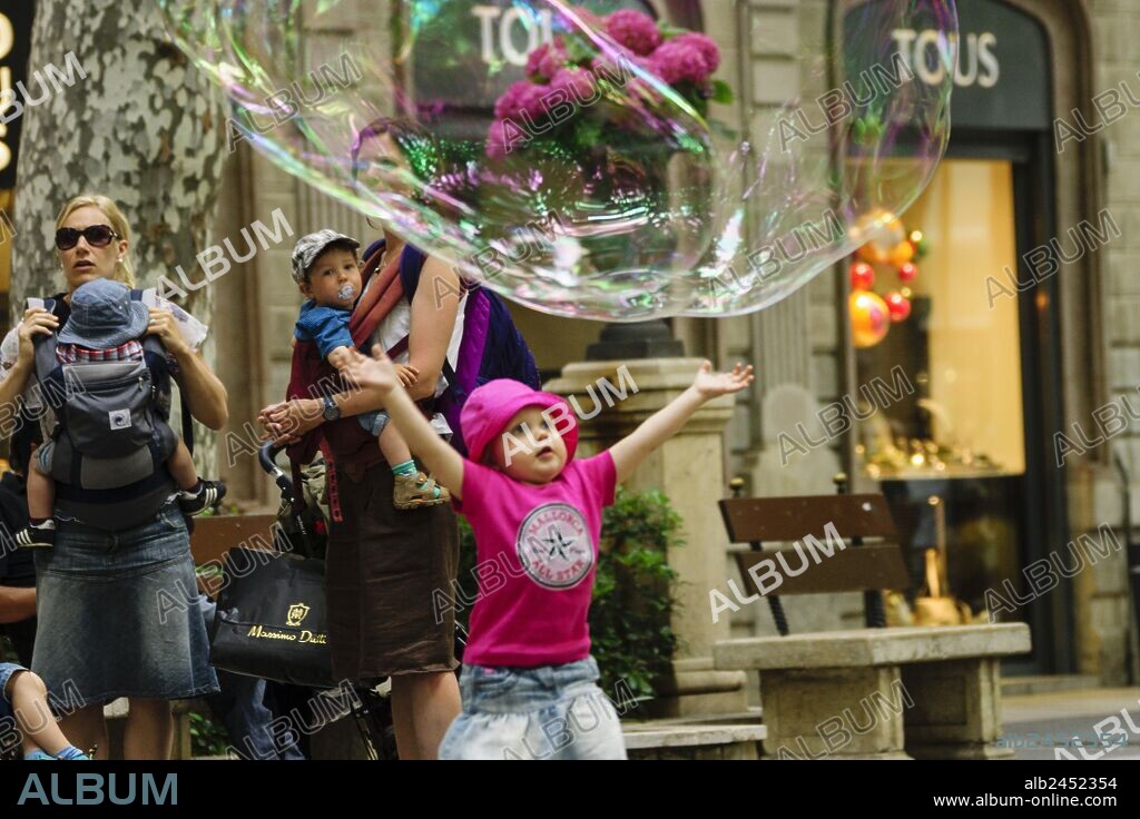 niños jugando con pompas de jabon,paseo del Born -Passeig del Born- , Palma, mallorca, islas baleares, españa, europa.