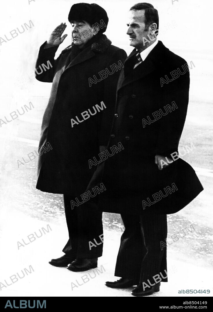 ARKIV 1978-02-25. Sovjetunionens president Leonid Brezjnev gör honnör vid välkomstceremonin för Syriens president Hafez Assad när han anländer till Moskva, Sovjetunionen, 25 februari 1978.. Foto: UPI / SCANPIX / Kod: 450.