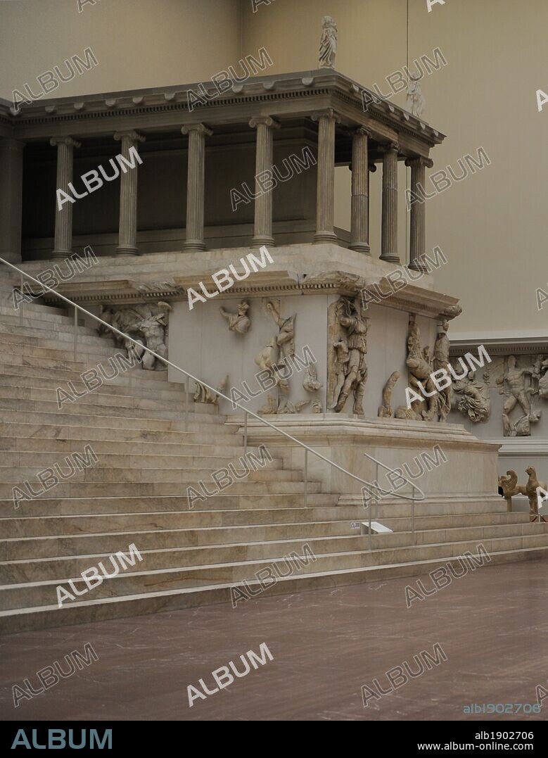 ARTE GRIEGO. PERIODO HELENISTICO. ASIA MENOR. ALTAR DE ZEUS O ALTAR DE PERGAMO. Construído por orden de Eumenes II Sóter entre 164 y 156 aC. Los relieves los realizaron artistas de la Escuela de Pérgamo, en estilo barroco helénico. S. II aC. Museo de Pérgamo (Isla de los Museos). Berlín. Alemania. Europa.