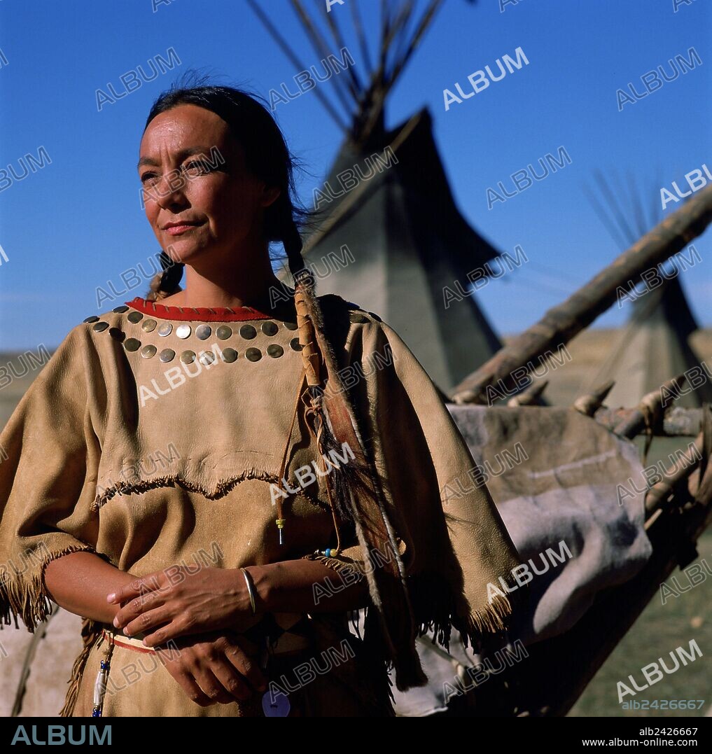 TANTOO CARDINAL en BAILANDO CON LOBOS, 1990 (DANCES WITH WOLVES), dirigida por KEVIN COSTNER. Copyright ORION PICTURES.