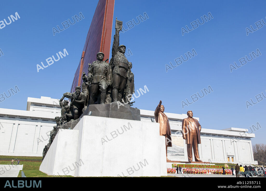 Mansudae Grand Monument, statues of former Presidents Kim Il Sung and Kim Jong Il, Mansudae Assembly Hall on Mansu Hill, Pyongyang, Democratic People's Republic of Korea (DPRK), North Korea, Asia.