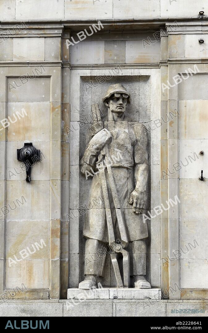 POLONIA. VARSOVIA. Bajorrelieve de un herrero en la Plac Konstytucji (Plaza de la Constitución), uno de los más relevantes ejemplos del realismo socialista. Construida a principios de los años de la posguerra.