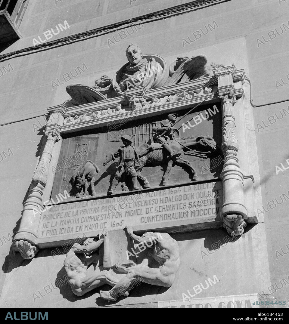PLACA CONMEMORATIVA EN LA FACHADA DE LA IMPRENTA DE JUAN DE LA CUESTA - EDITORA DEL QUIJOTE - FOTOGRAFIA EN BLANCO Y NEGRO - AÑOS 60.
