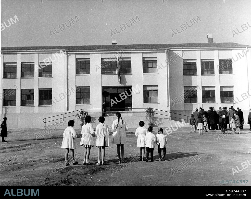 1962. "Manuel de Falla" School Group in Villaver Alto.
