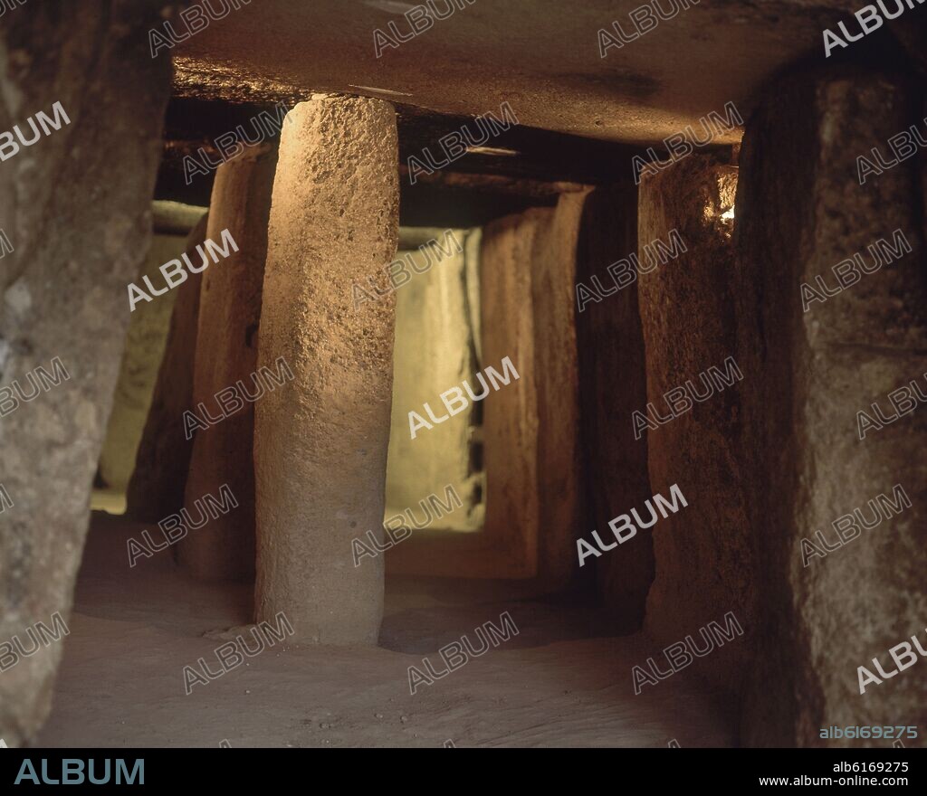 INTERIOR DEL DOLMEN DE LA CUEVA DE LA MENGA - CAMARA FUNERARIA PRECEDIDA DE UN AMPLIO CORREDOR.