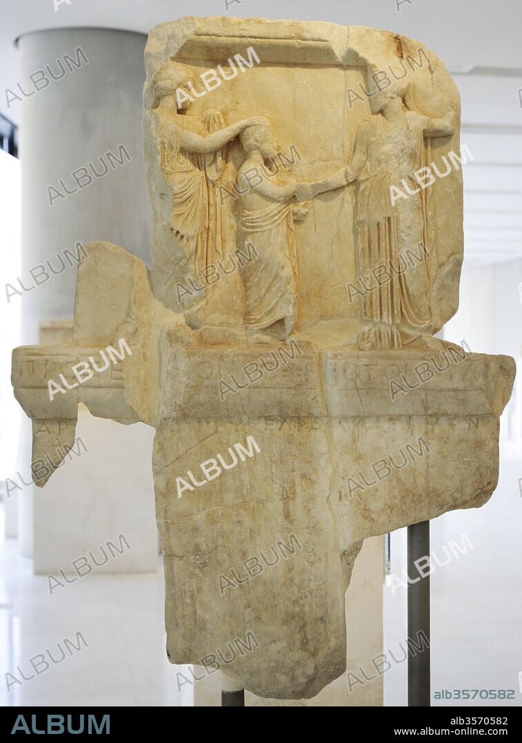 Decreto honorífico para Proxenidos de Cnidos. Los atenienses conceden a Proxenides, hijo de Proxenos, el título de Póxeno (cónsul) y benefactor. En el relieve, el homenajeado se encuentra entre Atenea, diosa patrona de la ciudad de Atenas, que le ofrece una corona de flores, y Afrodita, la diosa patrona de Knidos, que le presenta a Atenas. Alrededor de 420 A. C. Museo de la Acrópolis (Acropolis Museum). Atenas. Grecia. Museo de la Acrópolis (Acropolis Museum). Atenas. Grecia.