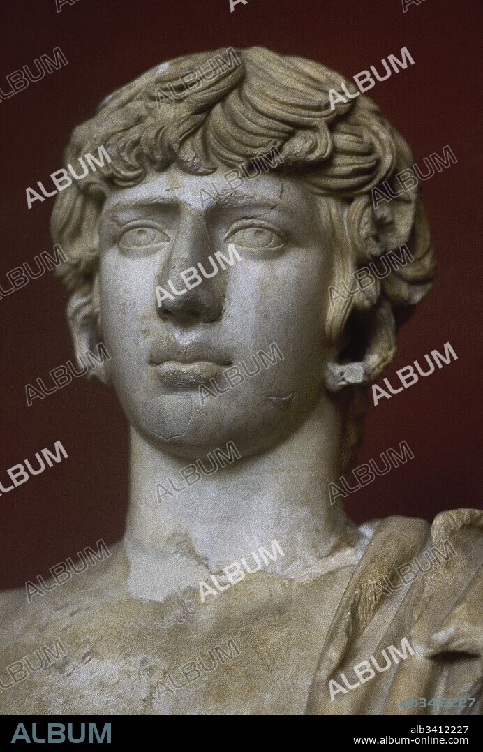 Antinoo (n. Claudinópolis, Bitinia, Asia Menor, h.110 d.C.-Mallawi, Egipto, 130 d.C.). Favorito y amante del emperador Adriano.. Detalle de la escultura, hallada en Eleusis en 1860, en el que se le representa vestido de Esculapio. Museo Arqueológico. Eleusis. Grecia.