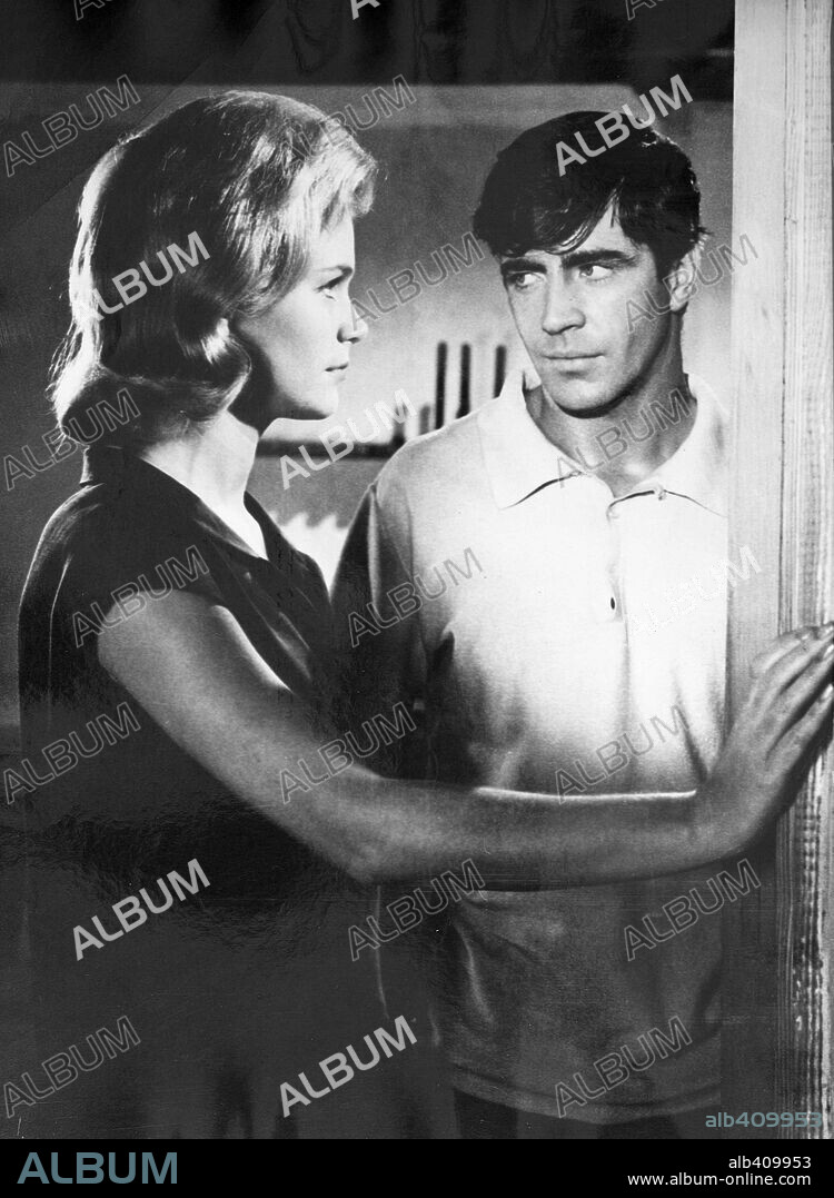 ALAN BATES y LEE REMICK en EL PRECIO DE UNA MUERTE, 1963 (THE RUNNING MAN), dirigida por CAROL REED. Copyright COLUMBIA PICTURES.