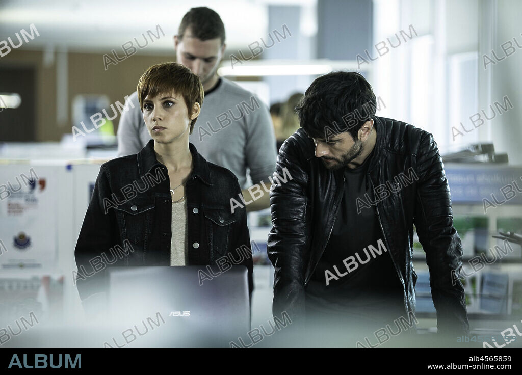 AURA GARRIDO et JAVIER REY dans EL SILENCIO DE LA CIUDAD BLANCA, 2019, réalisé par DANIEL CALPARSORO. Copyright Atresmedia Cine / Rodar y Rodar.
