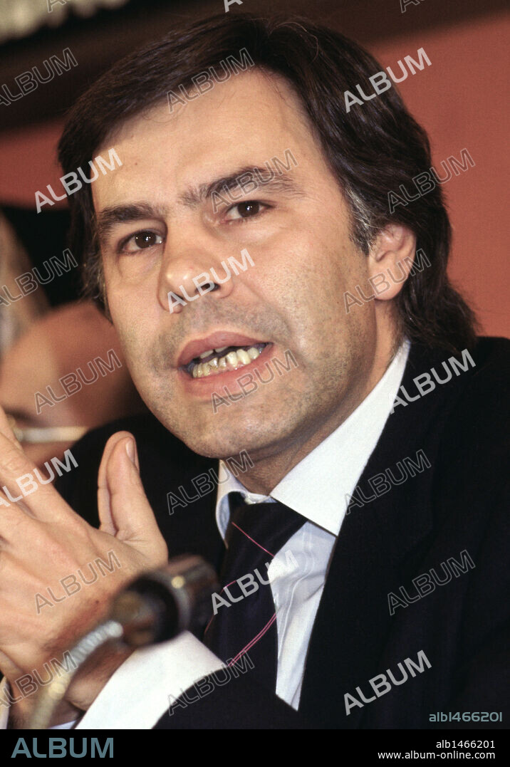 FELIPE GONZALEZ MARQUEZ (Sevilla, 1942). Político español. Miembro del PSOE desde 1963 y secretario general entre 1974 y 1997. Presidente del Gobierno entre los años 1982 y 1996. S. XX.