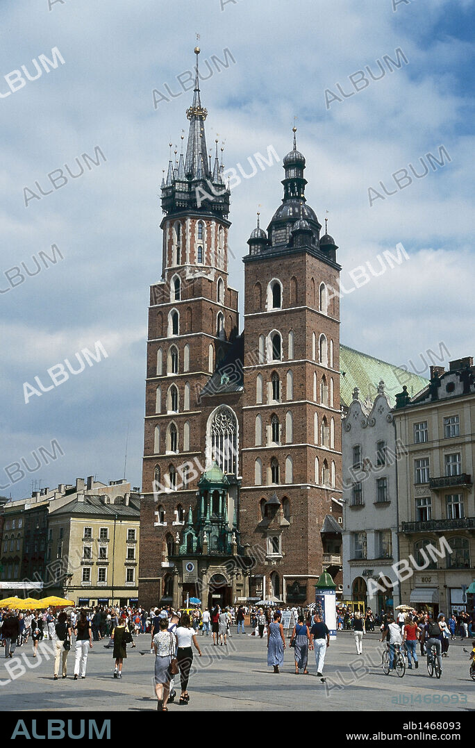 POLONIA. CRACOVIA. Vista de la PLAZA DEL MERCADO CENTRAL con la IGLESIA DE SANTA MARIA, fundada en 1222 por el obispo de Cracovia Iwo Odrowaz y destruida por los tártaros en el año 1241. El edificio actual es una basílica construida entre 1345 y 1408 con dos torres del siglo XIV con añadidos posteriores en diferentes estilos.