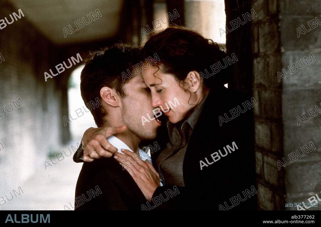 ANDIE MacDOWELL and KENNY DOUGHTY in CRUSH, 2001, directed by JOHN MCKAY. Copyright PIPEDREAM PICTURES/FILM FOUR FILM COUNCIL/INDUSTRY ENTERTAIN.