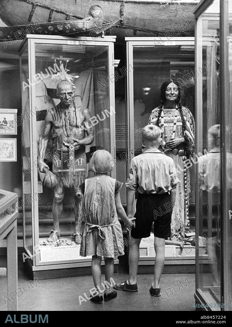 TYSKLAND RADEBEUL omkring 1930. Orig. bildtext... DAS KARL MAY MUSEUM Lebensgrosse Indianerfiguren mit echten Kleidern und Waffen erregen atemloses Erstaunen der Kleinen. Foto: AB Text & Bilder / SVT / Kod: 5600 Mapp: Museiinteriörer och föremål Tyskland 272 D2 Karl May, 1842-1912, tysk författare, mest känd för äventyrsböcker i Vilda Västern-miljö. Museet öppnade 1 december 1928.         Bildserier Fotoreportage Åskådare Montrar Ursprungsfolk sites: RADEBEUL;TYSKLAND PhotoDate:193?-??-??.