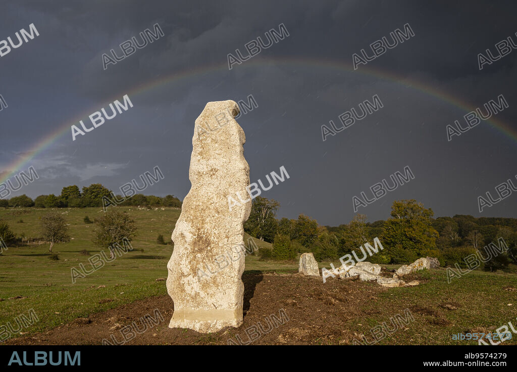 arcoiris sobre el Dolmen, Parque Megalítico de Legaire, campas de Legaire , Álava, Pais Vasco, Spain.