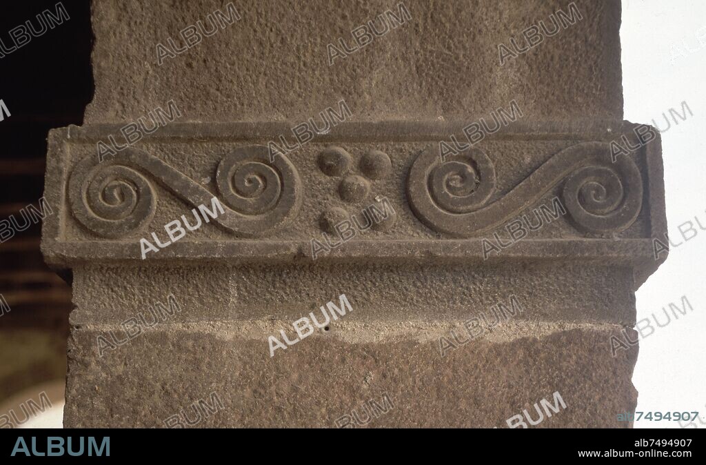 DECORACION DE DOBLE ESPIRAL EN UNA COLUMNA.