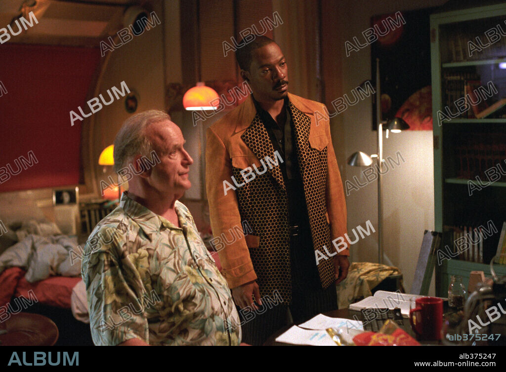 EDDIE MURPHY and PETER BOYLE in THE ADVENTURES OF PLUTO NASH, 2002, directed by RON UNDERWOOD. Copyright CASTLE ROCK ENTERTAINMENT/NPV ENTERTAINMENT/VILLAGE ROADSHOW.