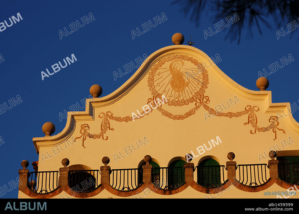 RELOJ DE SOL en la fachada de una casa modernista situada en el recinto del Parque Güell. Barcelona. Cataluña.