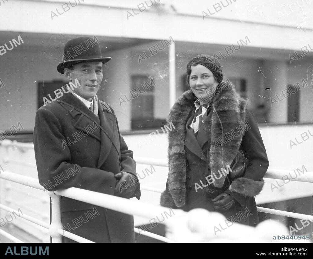 Göteborg 24 mars 1932. Sven "Uttern" Utterström med fru åker med båt från Göteborg. Sven Utterström var född 16 maj 1901 i Boden, död 7 maj 1979, svensk skidåkare som tävlade för Bodens BK.. Han belönades med Svenska Dagbladets guldmedalj 1929..  * OS-guld på 18 km (1932).  * VM-guld på 50 km (1930).  * VM-guld i stafett (1933).  * Segrare i Vasaloppet (1925 & 1928). *** Local Caption *** GT Låda Krep 2011-05. KAMERAREPORTAGE.