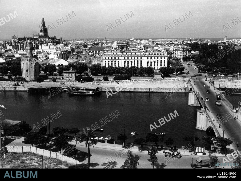 España. Vista general de Sevilla y el río Guadalquivir. Años 1950.