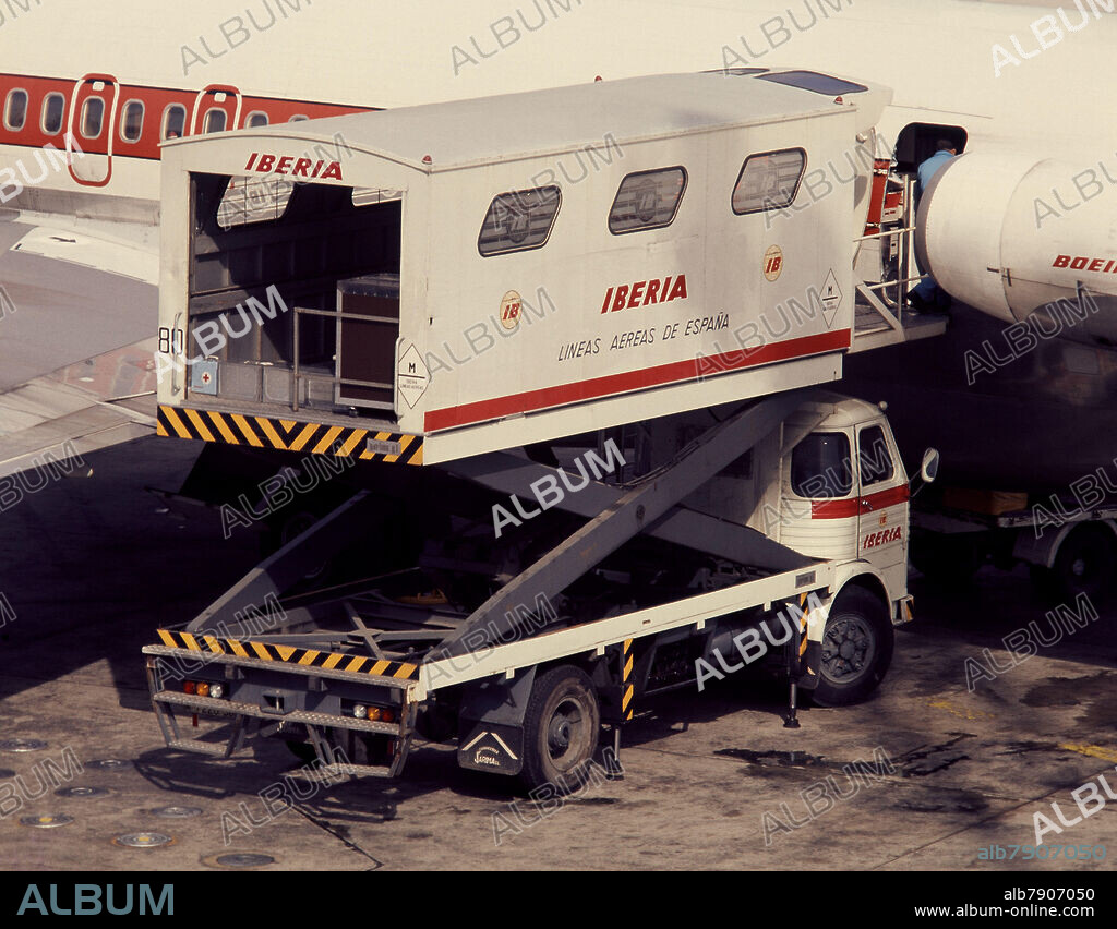 AUTOR LIBRE 01307. CAMION PEGASO DE CATERING AVITUALLAMIENTO  DE AVIONES - FOTO AÑOS 70.