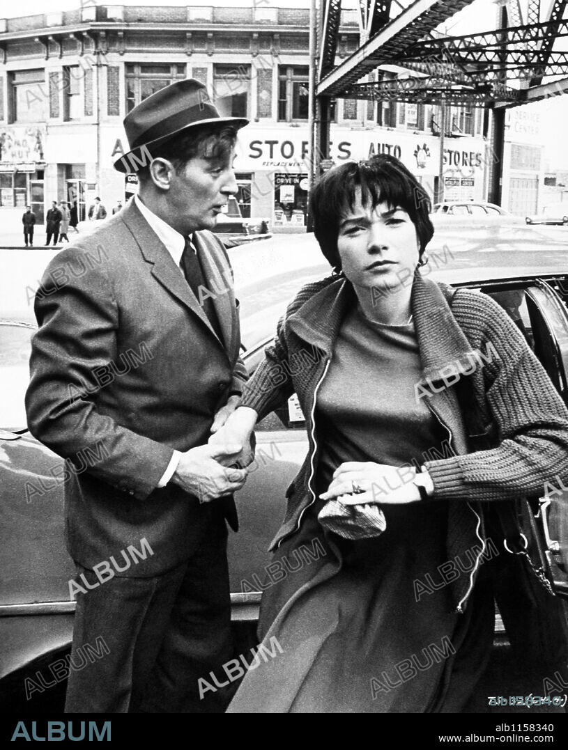 ROBERT MITCHUM und SHIRLEY MACLAINE in TWO FOR THE SEESAW, 1962, unter der Regie von ROBERT WISE. Copyright UNITED ARTISTS.