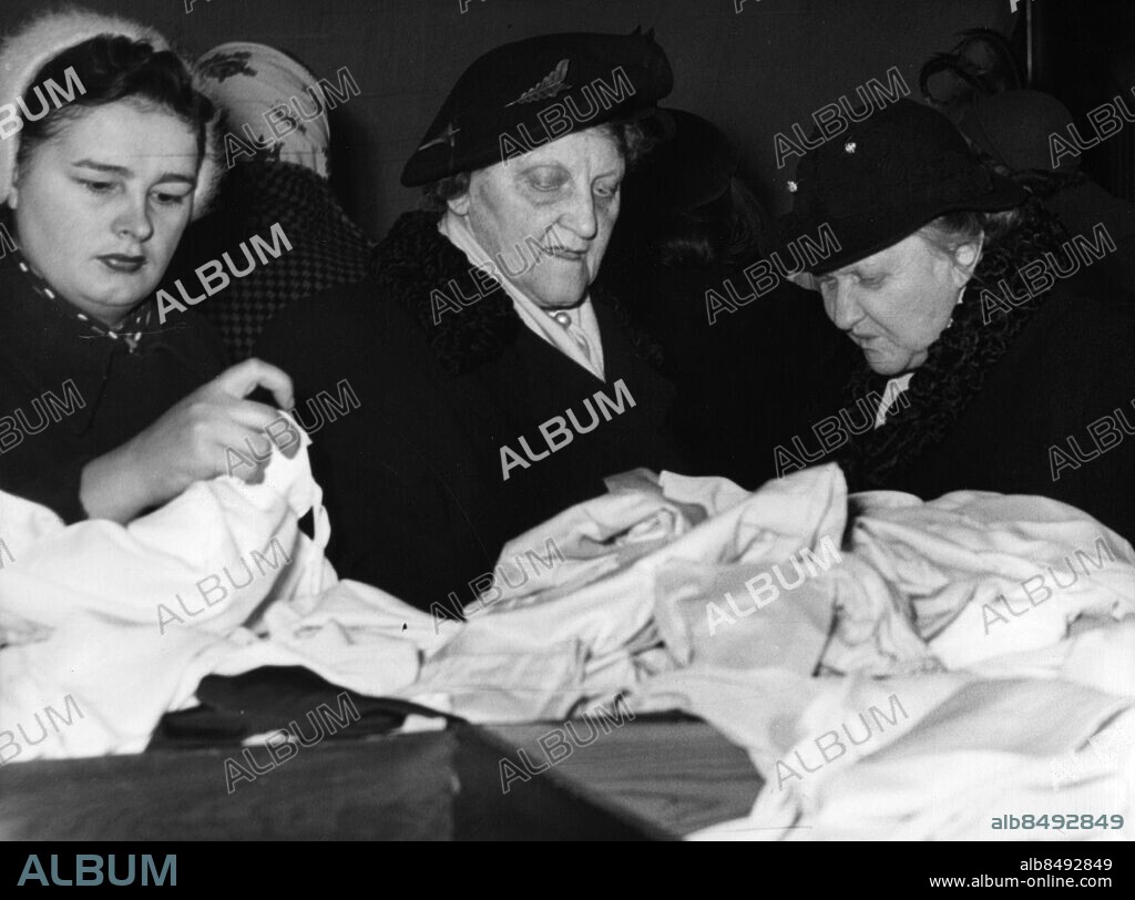 Rea realisation dam damer kvinna dammode damkläder i butik i Malmö 1952. Foto: Sydsvenskan / IBL Bildbyrå.